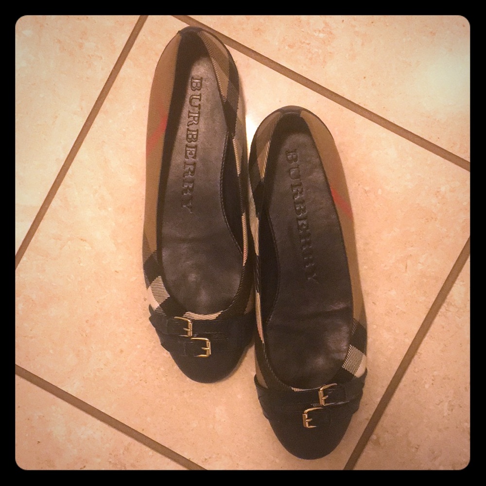Burberry navy blue and tan flats